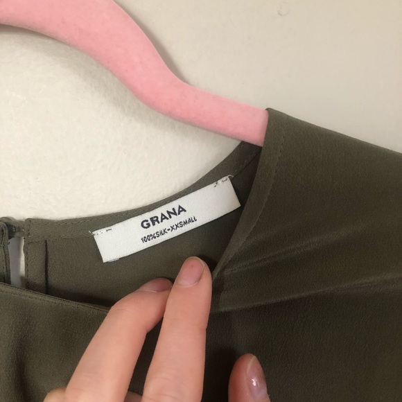 🌸EUC🌸 100% silk army green top - Picture 3 of 5